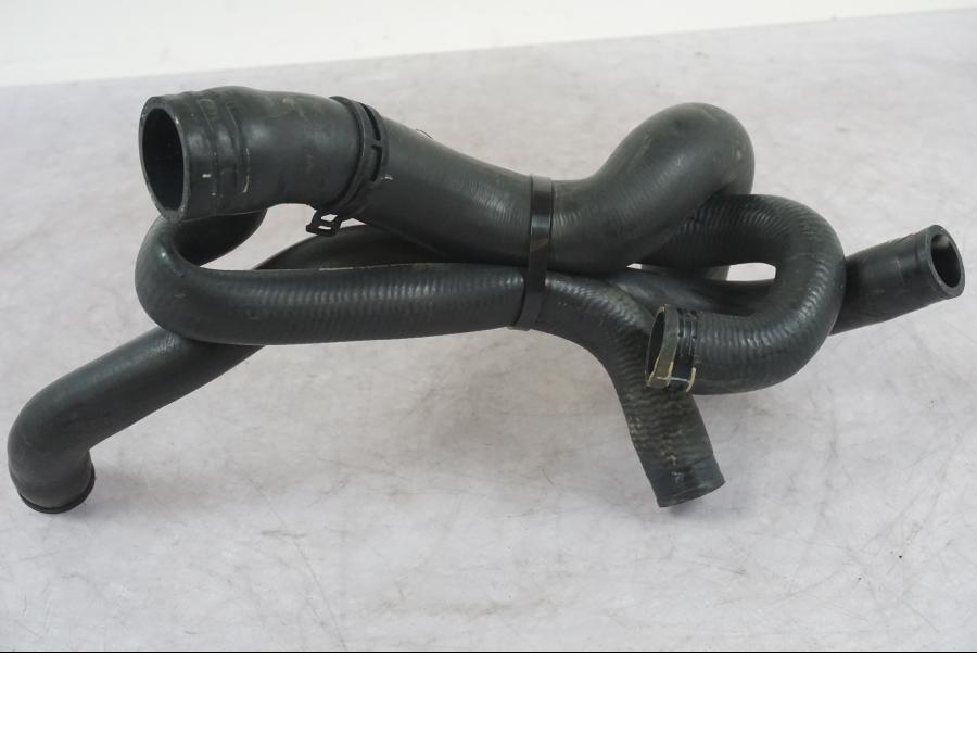 Vänster sida på Vattenkyl Slang Set från en KTM 1290 Super Duke R -2022 motorcykel.