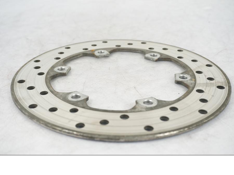 Snett uppifrån på Bromsskiva från en Yamaha MT 125 -2017 motorcykel.