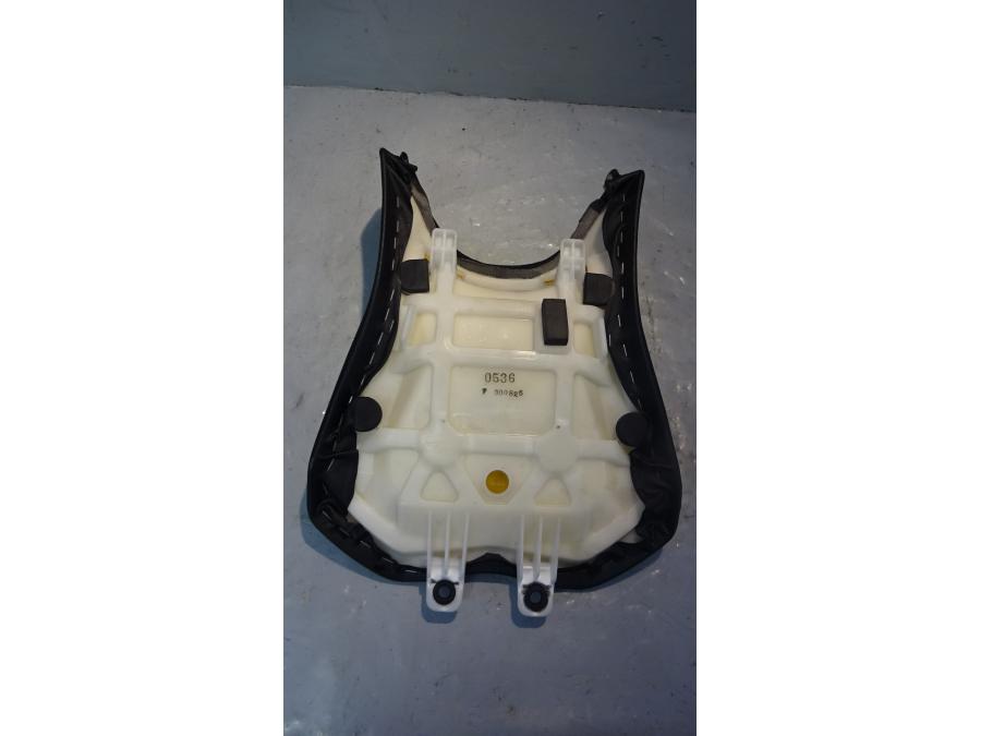 Vänster sida på Sadel från en Kawasaki Z 1000 -2018 motorcykel.