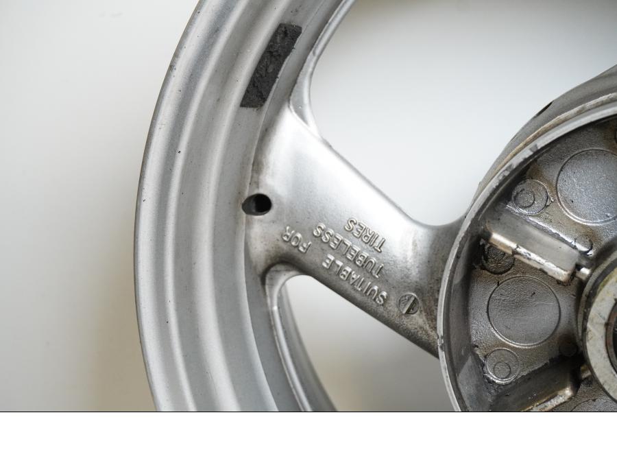 Extrabild5 på Fälg från en Yamaha YZF 1000 R -1999 motorcykel.