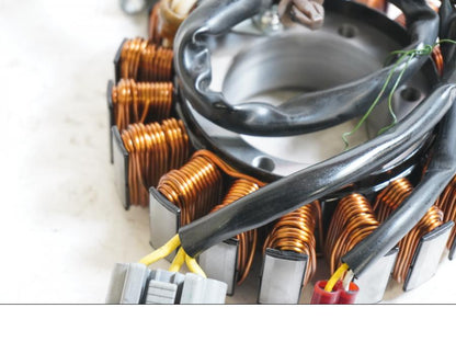 Baksidan på Generator från en Honda CB 500 F -2013 motorcykel.