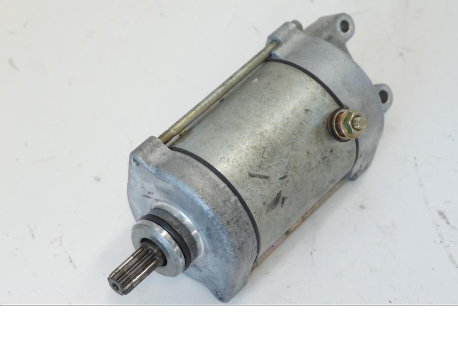 Snett uppifrån på Startmotor från en Honda CBR 900 RR -2001 motorcykel.