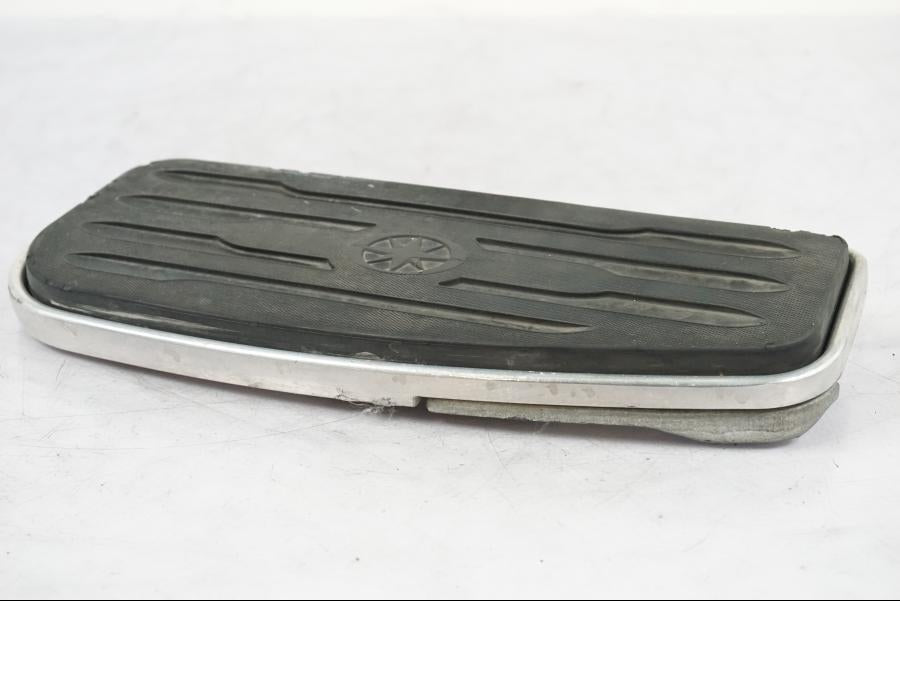 Baksidan på Fotplatta från en Yamaha XVS 1100 -2004 motorcykel.