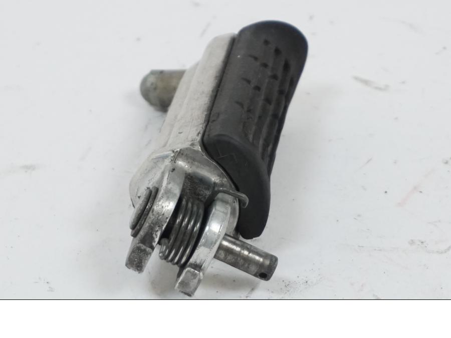 Snett nerifrån på Fotpinne från en Honda CBR 600 -1998 motorcykel.