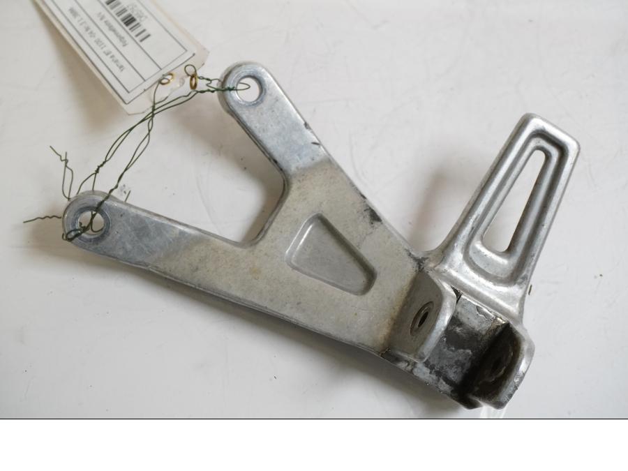 Framsidan på Fotpinnefäste från en Yamaha BT 1100 -2004 motorcykel.