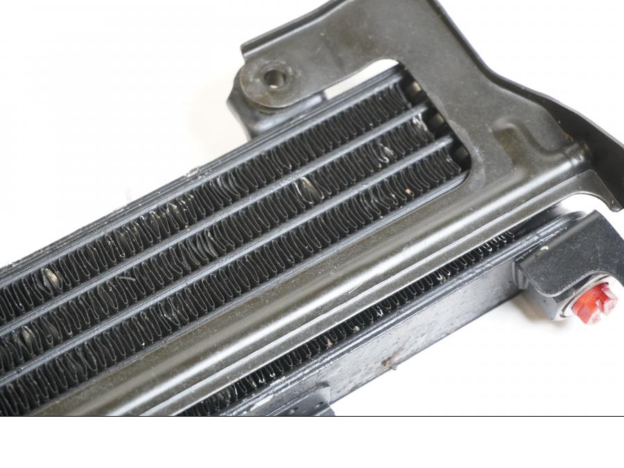 Höger sida på Oljekyl från en Suzuki DL 1000 -2003 motorcykel.