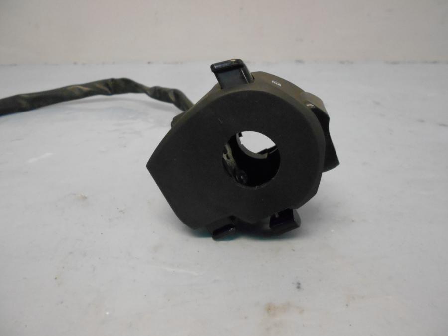 Baksidan på Styrelreglage från en Yamaha YS 125 -2017 motorcykel.