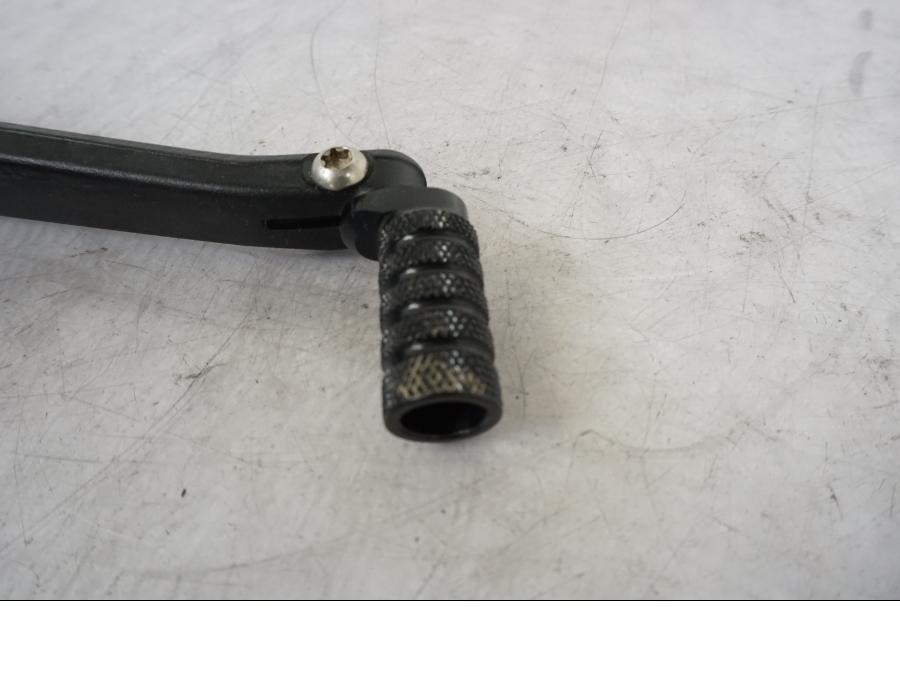 Vänster sida på Bromspedal från en KTM 1290 Super Duke R -2023 motorcykel.