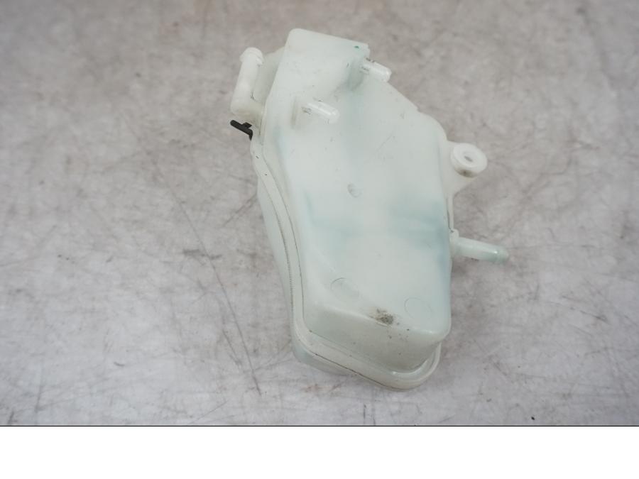 Höger sida på Vattenexpansionskärl från en BMW F 800 R -2018 motorcykel.