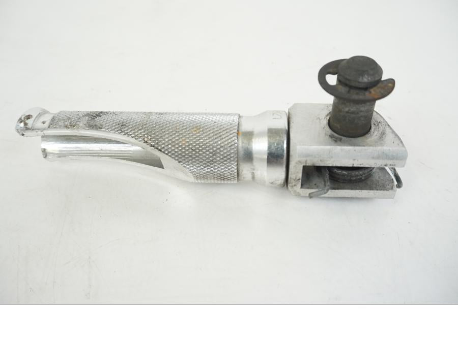 Snett nerifrån på Fotpinne från en Kawasaki ZZR 1100 -1994 motorcykel.