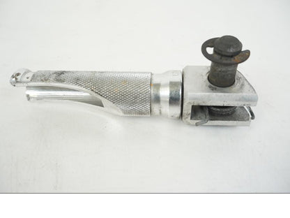 Snett nerifrån på Fotpinne från en Kawasaki ZZR 1100 -1994 motorcykel.