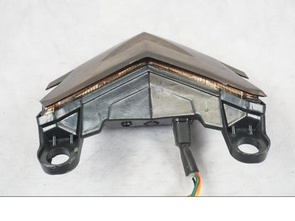 Vänster sida på Baklampa från en Kawasaki ZX-6R -2011 motorcykel.