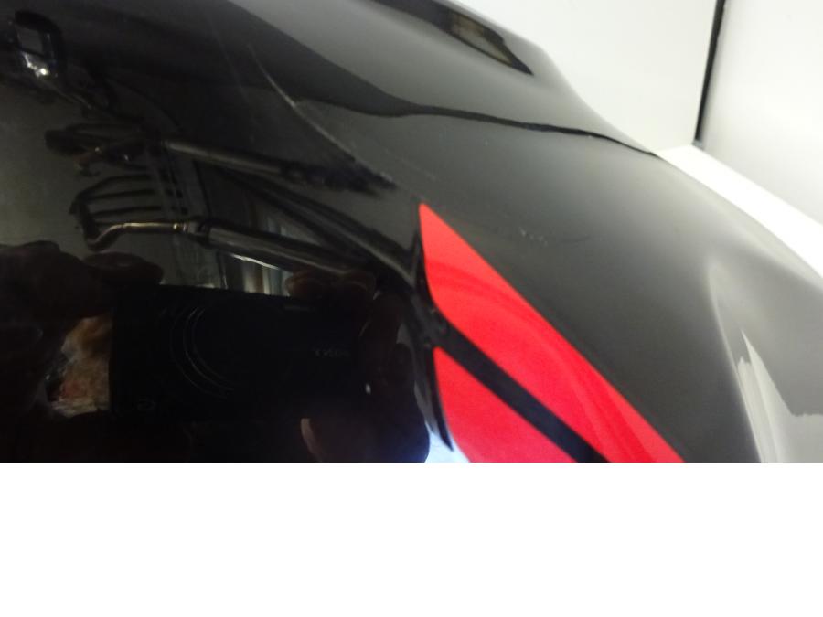 Höger sida på Bensintank från en Honda CBR 900 RR -2000 motorcykel.