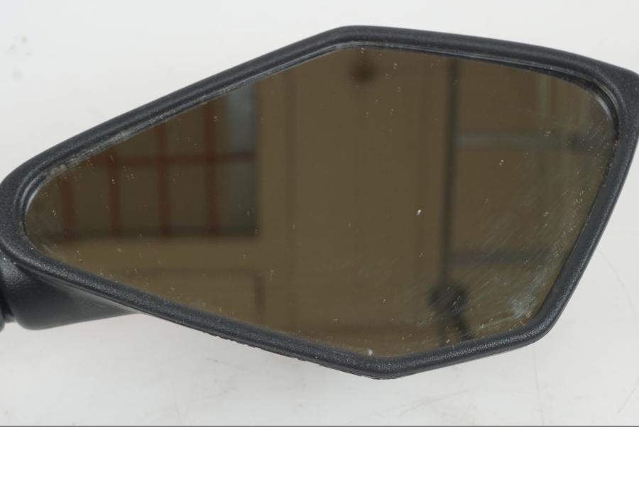 Baksidan på Backspegel från en Kawasaki Z 125 -2023 motorcykel.