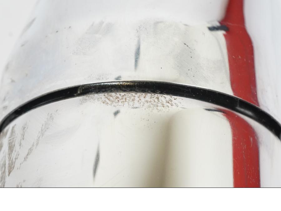 Snett nerifrån på Ljuddämpare från en Suzuki VL 800 -2009 motorcykel.