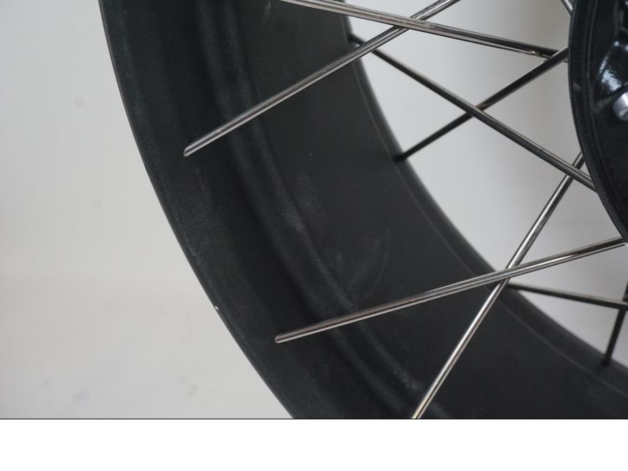 Snett uppifrån på Fälg från en BMW R 1250 GS -2018 motorcykel.