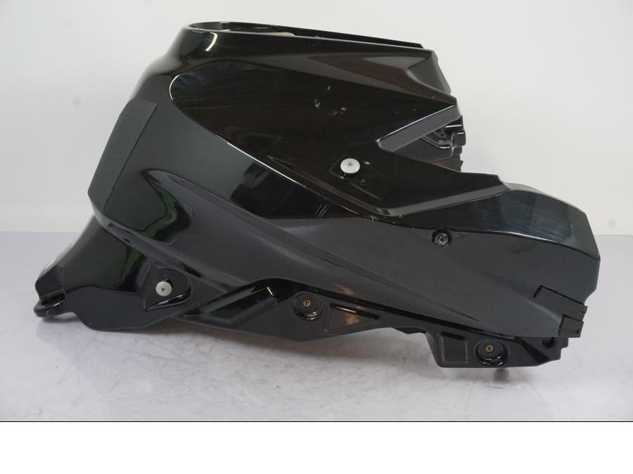 Baksidan på Bensintank från en KTM 1290 Super Duke -2019 motorcykel.