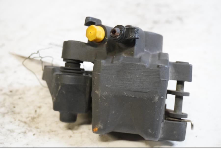 Baksidan på Bromsok från en BMW F 650 CS -2002 motorcykel.