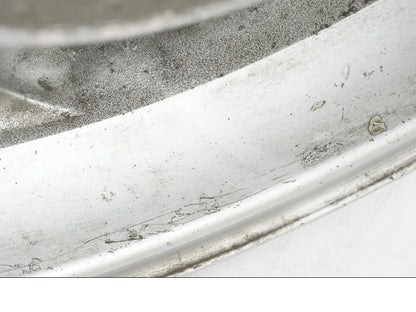 Snett nerifrån på Fälg från en Honda NT 650 V -2002 motorcykel.