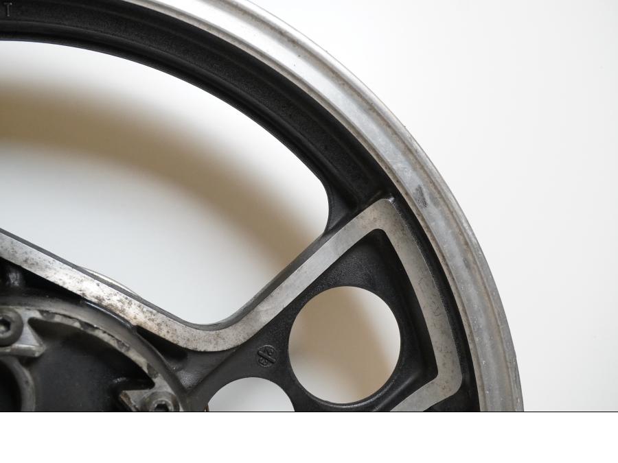 Snett uppifrån på Fälg från en Yamaha XJ 900 -1983 motorcykel.