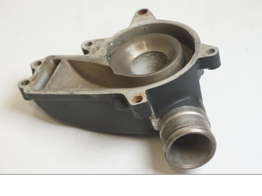 Vänster sida på Vattenpump från en KTM 1190 Adventure -2015 motorcykel.