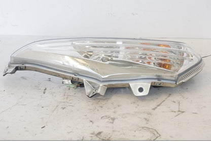 Vänster sida på Blinkers från en Honda SH 300 A -2011 scooter.