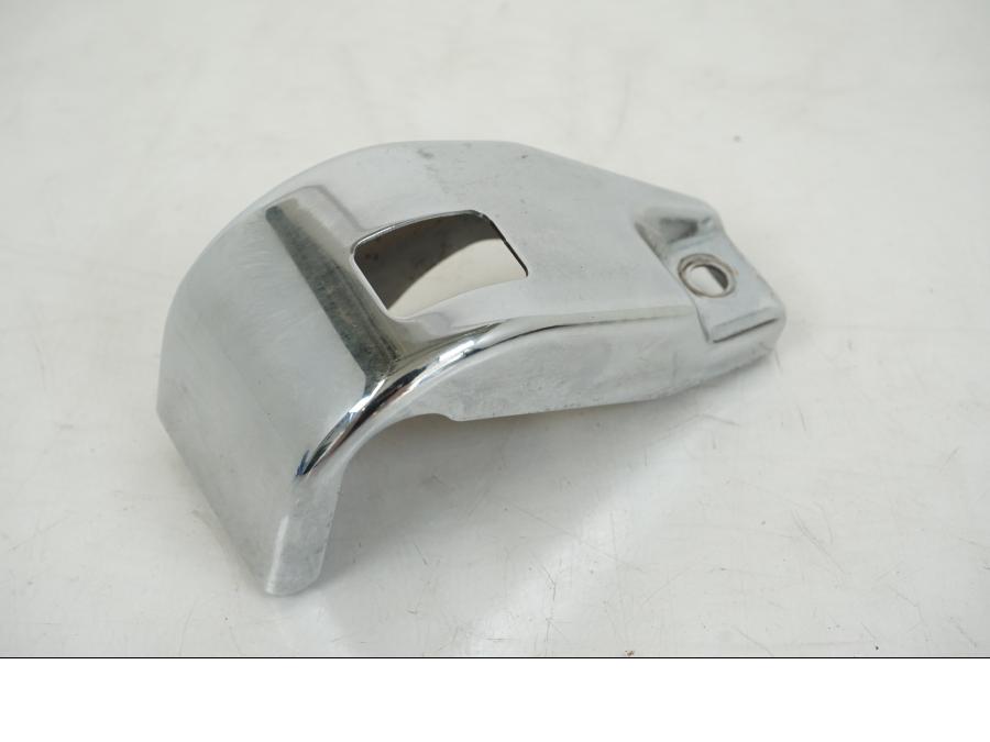 Framsidan på Bromshuvudcylinderskydd från en Kawasaki VN 1500 -1996 motorcykel.