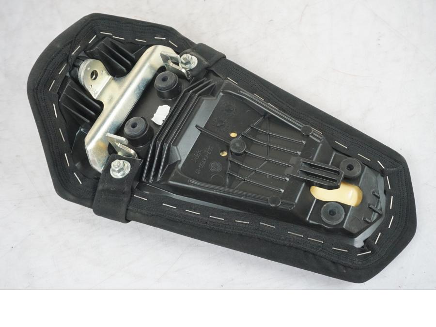 Snett nerifrån på Sadel från en Yamaha MT 125 -2017 motorcykel.