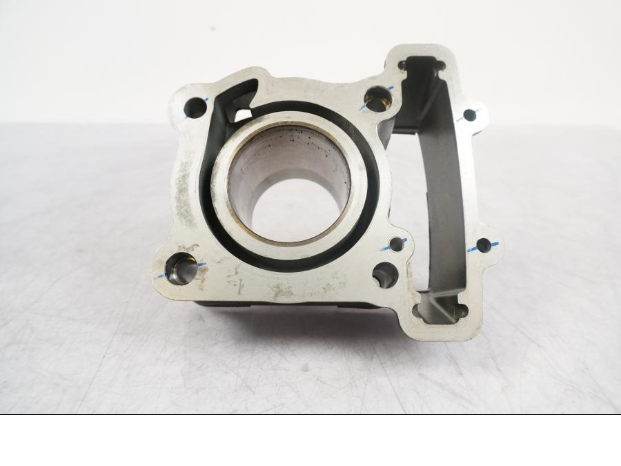 Höger sida på Cylinder från en KTM 125 Duke -2017 motorcykel.