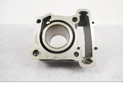 Höger sida på Cylinder från en KTM 125 Duke -2017 motorcykel.