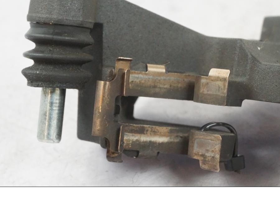 Vänster sida på Bromsoksfäste från en Suzuki GSX-R 600 -2007 motorcykel.