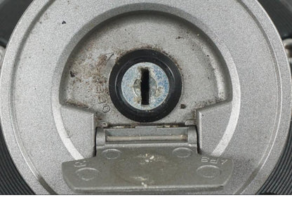 Vänster sida på <p>Låssats från Yamaha MT-07 2014.</p>

<p>1st nyckel (svart), tändningslås, antenn, sadellås, CDI och tanklock.</p> motorcykel.