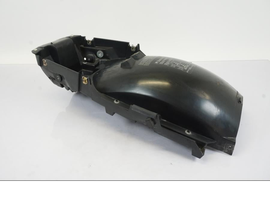 Framsidan på Undertail från en BMW R 1150 RS -2003 motorcykel.