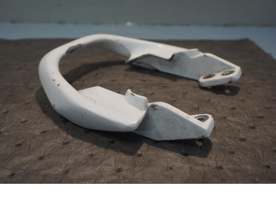 Baksidan på Passagerarhandtag från en Honda NSR 125 -1998 motorcykel.