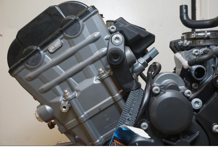 Höger sida på Motor från en KTM 1290 Super Duke R -2022 motorcykel.