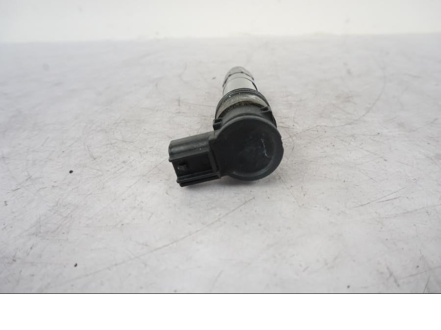 Vänster sida på Tändspole från en KTM 1290 Super Duke R -2021 motorcykel.