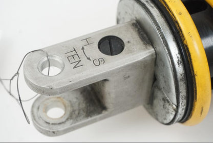 Baksidan på Stötdämpare från en Suzuki GSX-R 750 -2009 motorcykel.