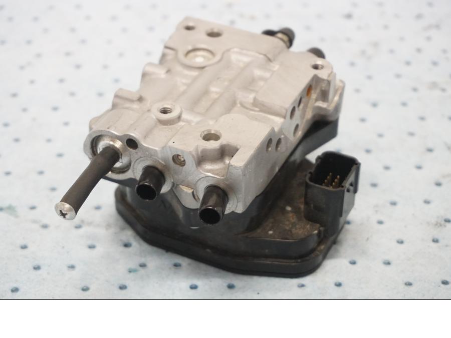 Baksidan på ABS Modulator från en Honda CBR 1000 RR -2011 motorcykel.