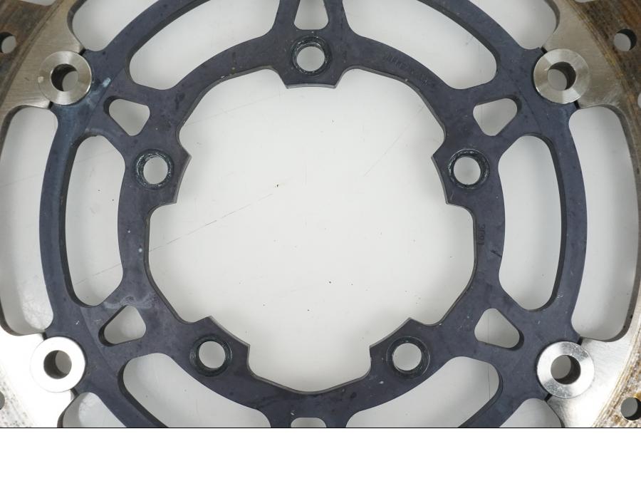 Baksidan på Bromsskiva från en Suzuki GSX-R 1000 -2007 motorcykel.