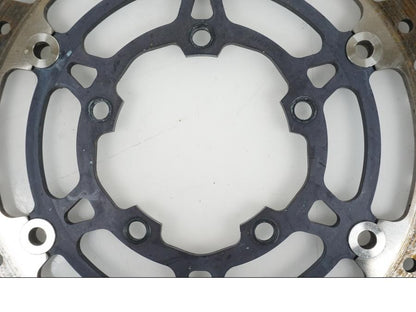 Baksidan på Bromsskiva från en Suzuki GSX-R 1000 -2007 motorcykel.