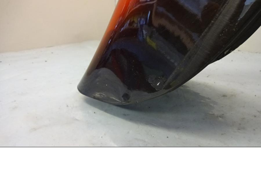 Snett nerifrån på Bakskärm från en H-D Touring Road King Custom FLHRSI -2004 motorcykel.