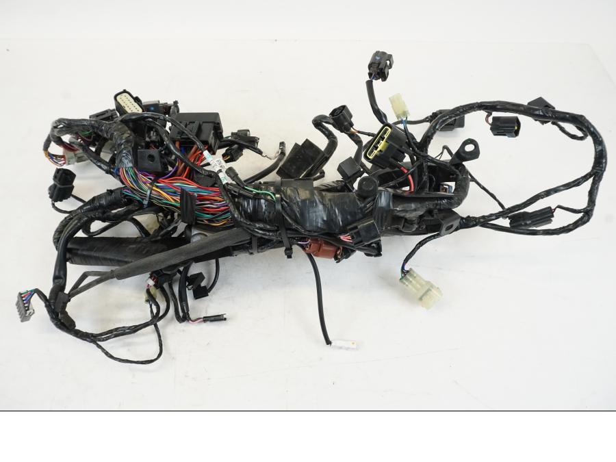 Snett nerifrån på Kabelstam från en Triumph Speed Triple -2021 motorcykel.