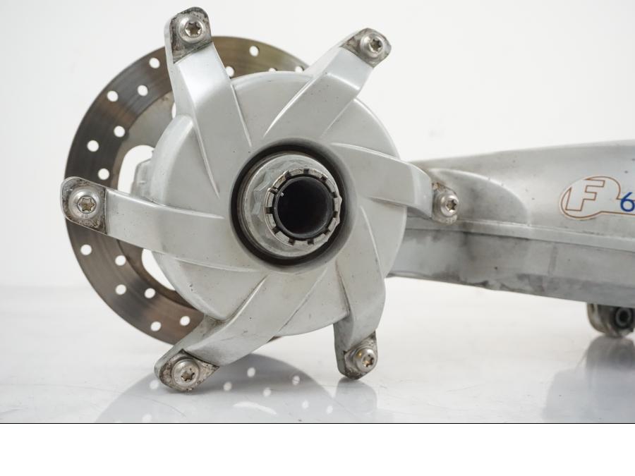 Baksidan på Sving från en BMW F 650 CS -2002 motorcykel.