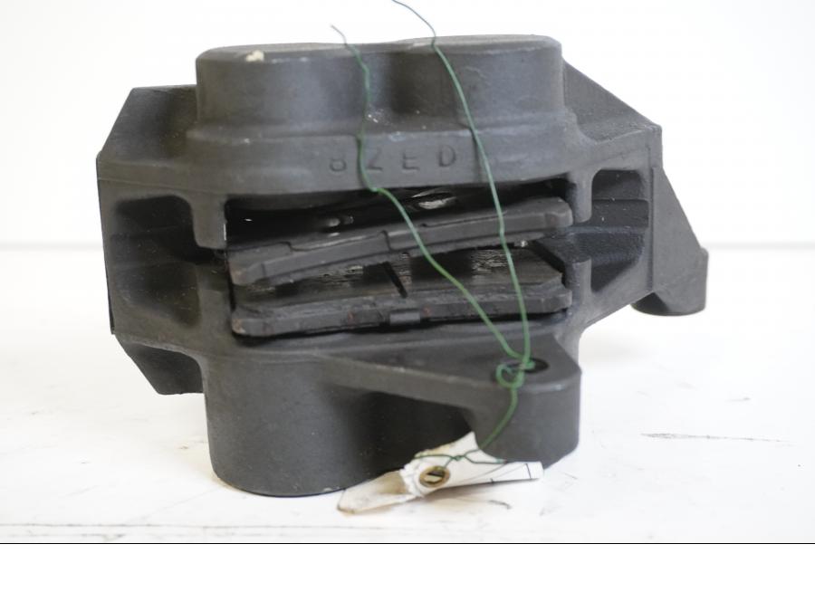 Höger sida på Bromsok från en Yamaha FZ-S 600 -1999 motorcykel.