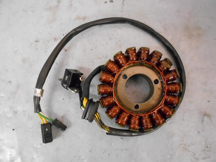 Framsidan på Generator från en Suzuki DL 650 -2013 motorcykel.