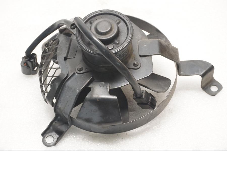 Framsidan på Vattenkylfläkt från en Suzuki SV 650 -2006 motorcykel.