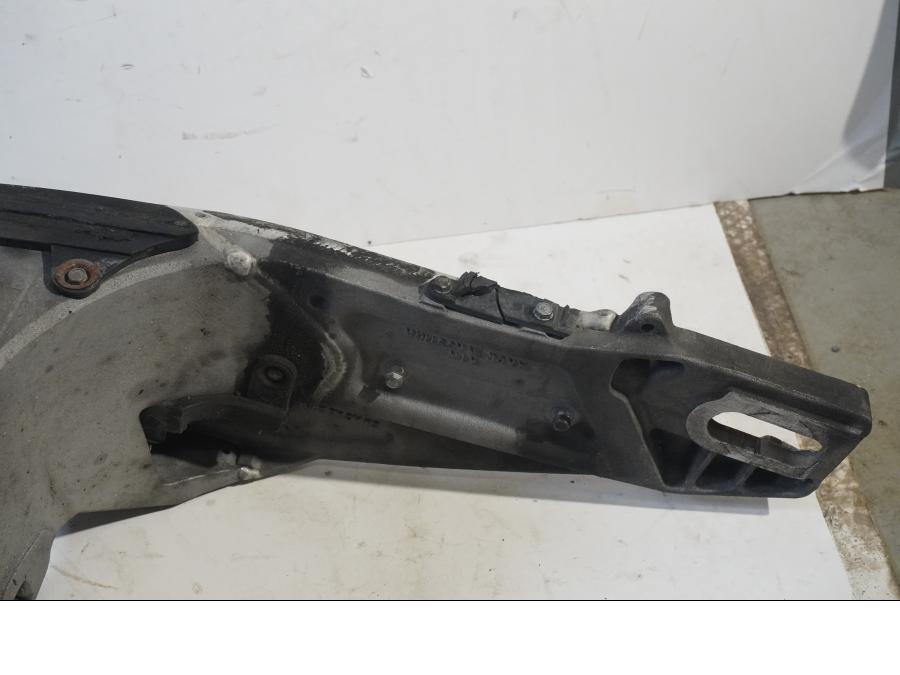 Höger sida på Sving från en KTM RC8 -2008 motorcykel.