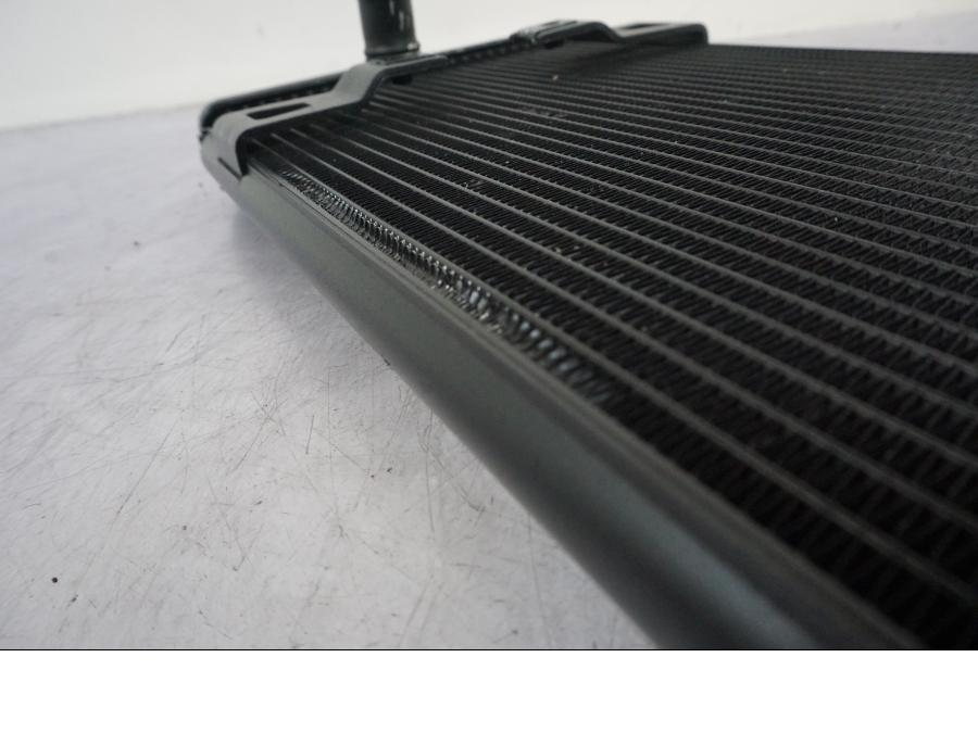 Snett nerifrån på Vattenkyl från en Triumph Bonneville T120 -2021 motorcykel.