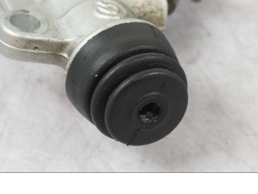 Snett nerifrån på Bromshuvudcylinder från en BMW K 1600 GTL -2015 motorcykel.