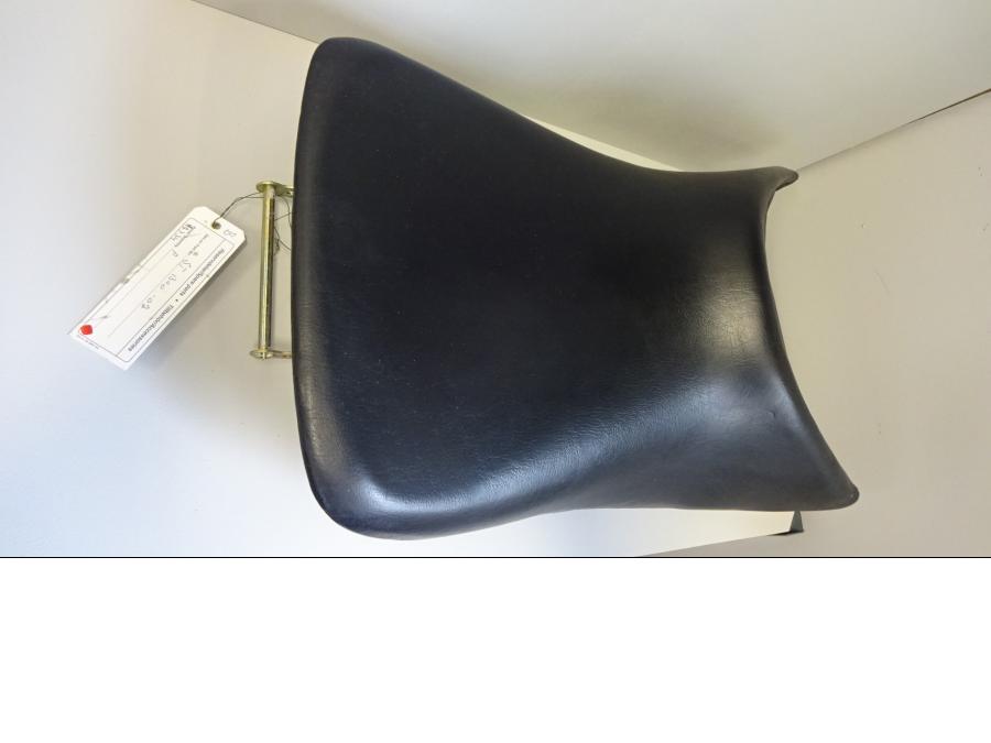 Höger sida på Sadel från en Honda ST 1300 -2002 motorcykel.